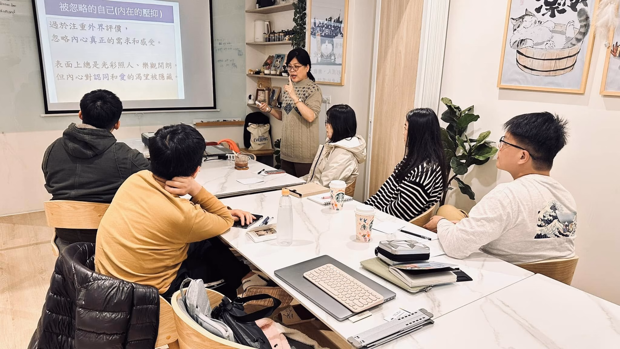 玉英老師在聊療貓Bar小班課堂帶領學員整理內在需求與選擇